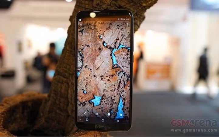 Sản phẩm có tên BLESSPLUS, được sản xuất độc lập tại thị trường Bồ Đào Nha, có khả năng chống sốc. Nhân viên của công ty đã sử dụng mọi cơ hội để thả nó trên sàn nhà trước những người qua đường không ngờ tới xung quanh gian hàng của họ tại MWC.