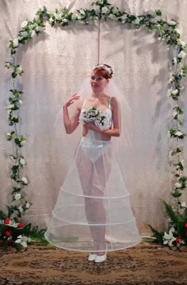 Mặc váy như này chắc hẳn quan khách sẽ không dám ngẩng mặt lên sân khấu xem hôn lễ.