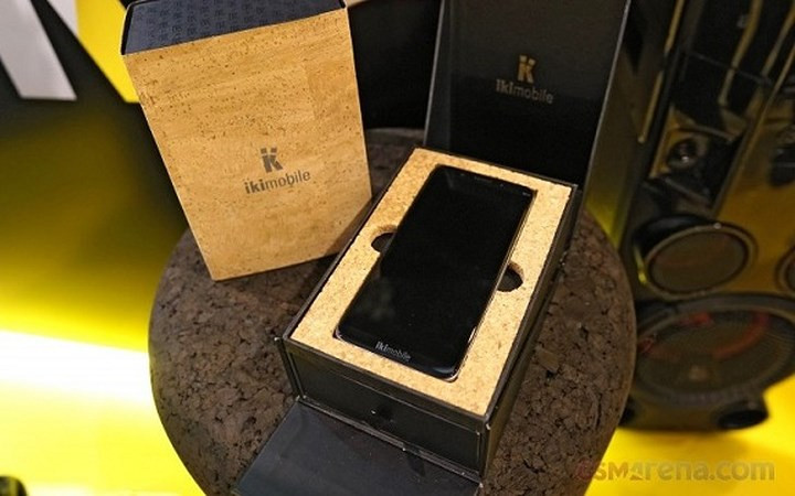 Ikimobile BLESSPLUS là một chiếc điện thoại làm bằng nút chai vừa tham gia vào sân chơi sinh thái, thu hút khá nhiều quan tâm. Điều đặc biệt ở chiếc điện thoại này là phần vỏ của nó được làm chủ yếu bằng nút chai 100% tự nhiên, có thể tái tạo, tái chế mà không gây ra sự phát thải độc hại.