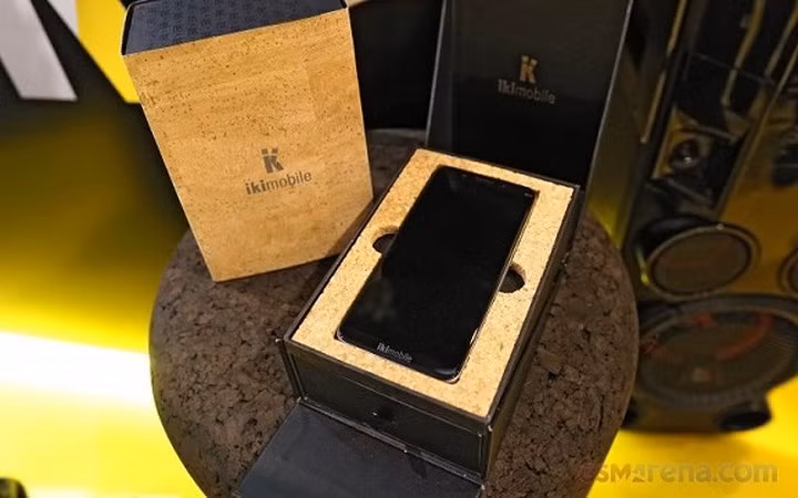 Ikimobile BLESSPLUS là một chiếc điện thoại làm bằng nút chai vừa tham gia vào sân chơi sinh thái, thu hút khá nhiều quan tâm. Điều đặc biệt ở chiếc điện thoại này là phần vỏ của nó được làm chủ yếu bằng nút chai 100% tự nhiên, có thể tái tạo, tái chế mà không gây ra sự phát thải độc hại.