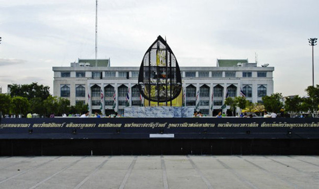 Thị trấn có tên dài nhất thế giới: Krungthep Mahanakhon Amonrattanakosin Mahintharayutthaya Mahadilokphop Noppharatratchathani Burirom-udomratchaniwet Mahasathan Amonphiman Awatansathit Sakkathattiya Witsanu Kamprasit dịch là "Thành phố thiên thần, thành phố bất tử , thành phố tuyệt vời của chín viên ngọc, chỗ của vua, thành phố cung điện hoàng gia, nhà của các vị thần, được dựng lên bởi Visvakarman theo lệnh của Indra". Không có gì ngạc nhiên khi thành phố này được đưa vào Sách kỷ lục Guinness là thành phố có tên dài nhất thế giới.