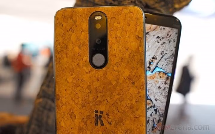 Ikimobile BLESSPLUS là chiếc điện thoại có vỏ được sản xuất chủ yếu bằng thân cây bần (cork), vật liệu chủ yếu được dùng để làm nút chai của rượu vang.