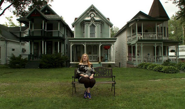 Lily Dale: Thị trấn nhỏ tại New York này bị đồn đại là có nhiều người có khả năng giao tiếp với những linh hồn siêu nhiên. Một số cư dân trong cộng đồng ma quái này thậm chí còn giữ các dịch vụ "siêu nhiên" cho khách tham quan và chỉ cho du khách thấy các loại linh hồn ăn mặc đắt tiền đang lượn lờ đi lại.