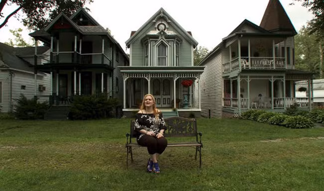 Lily Dale: Thị trấn nhỏ tại New York này bị đồn đại là có nhiều người có khả năng giao tiếp với những linh hồn siêu nhiên. Một số cư dân trong cộng đồng ma quái này thậm chí còn giữ các dịch vụ "siêu nhiên" cho khách tham quan và chỉ cho du khách thấy các loại linh hồn ăn mặc đắt tiền đang lượn lờ đi lại.