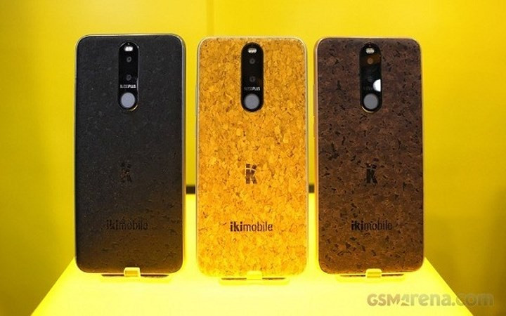 Chiếc điện thoại có màu gỗ nâu, nâu sáng và màu đen tự nhiên.