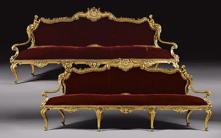 Cặp ghế Sofa Ý giữa thế kỷ XVIII có giá khoảng 2,77 triệu USD. (Ảnh: KT)