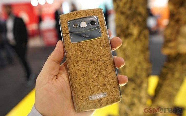 Về phần cứng, điện thoại khá mạnh mẽ với chípet Media Tek Helio P20, 6GB RAM và 64GB bộ nhớ mở rộng. Pin 3.800 mAh, hỗ trợ sạc nhanh, Dual-SIM và kết nối tiêu chuẩn.