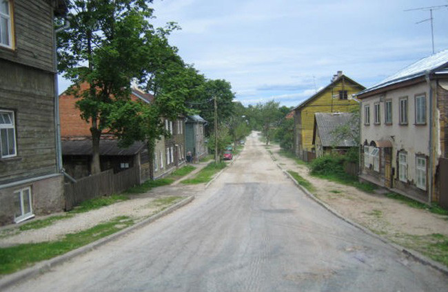 Supilinn: Nếu bạn là một người ăn chay và nghiện các loại rau củ, chắc chắn bạn sẽ thích thị trấn nhỏ bé dễ thương này. Hầu hết tất cả các ngôi nhà ở thị trấn này đều cũ kỹ, thiếu các công trình hiện đại và hầu hết các đường phố ở địa điểm kỳ quặc này đều được đặt tên theo các loại rau khác nhau, đó là lý do chính cho thị trấn nhỏ này còn có biệt danh là "Souptown".