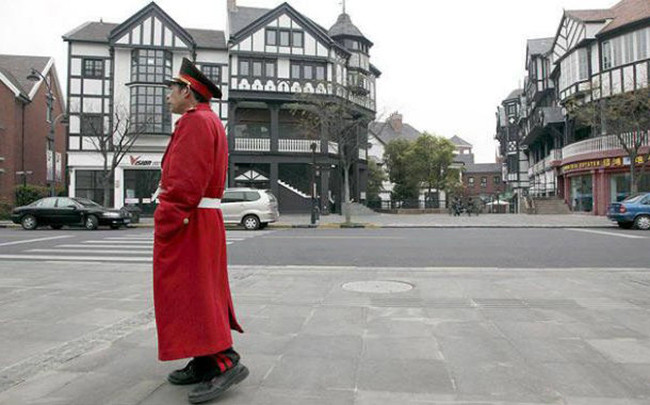 Thị trấn Thames: Mặc dù thị trấn nhỏ này được đặt ở trung tâm của Trung Quốc, nhưng nó là bản sao hoàn hảo một thành phố cổ điển của Anh. Thành phố này có lối kiến trúc, ẩm thực truyền thống của Anh và thậm chí cả những chiếc điện thoại màu đỏ cổ điển đã xuất hiện từ lâu tại London. Vì vậy, nếu bạn muốn thăm Anh chỉ cần đi đến Thames Town.