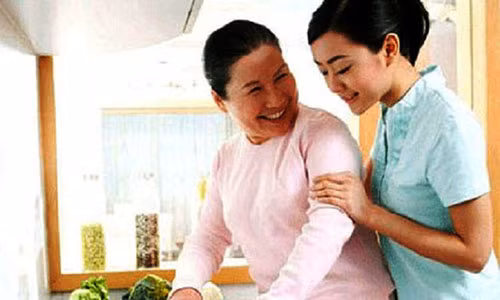 Hầu hết mẹ chồng nào cũng yêu con trai mình, họ không thích con dâu chê con trai mình (Ảnh minh họa).