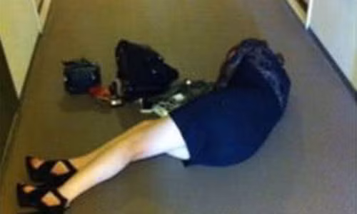 Mỹ Gia đột nhiên bị ngã quỵ trước khi rời công ty.