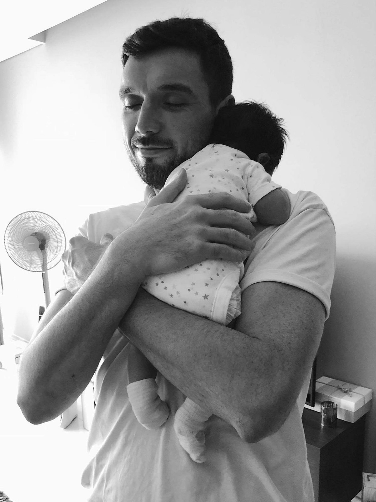 Ông xã Hà Anh rất khéo trong việc giúp vợ chăm con - Ảnh: FBNV