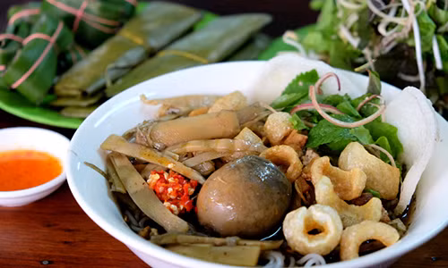Bún cua thối là món ăn nổi tiếng ở Pleiku bởi hương vị đặc biệt. Ảnh: Ngoisao