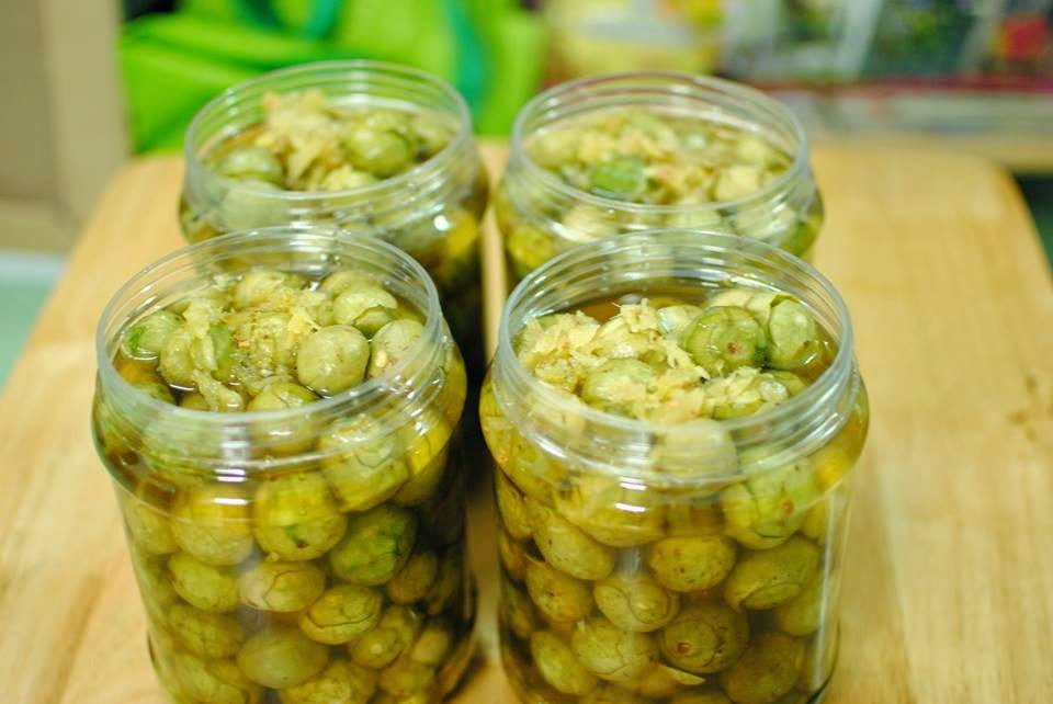 Món sấu dầm được ưa chuộng trong những ngày hè. Ảnh: BHY.