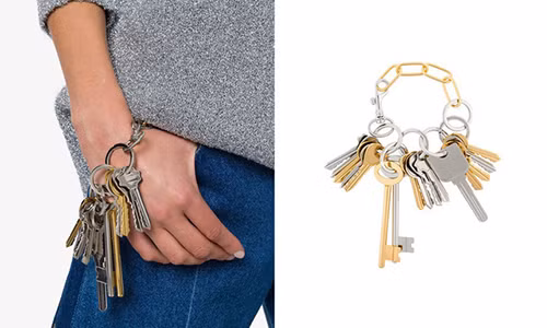 Vòng tay lấy cảm hứng từ móc chìa khóa của Balenciage. Nhìn đơn giản, thô sơ, tưởng chừng chẳng có gì mới mẻ nhưng chiếc vòng này cũng có giá gần 20 triệu đồng.