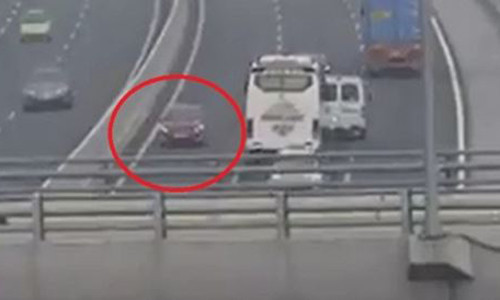 Hành vi đi ngược chiều của nữ lái xe khiến các lái xe khách không khỏi hoảng sợ, bất bình.