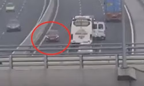 Hành vi đi ngược chiều của nữ lái xe khiến các lái xe khách không khỏi hoảng sợ, bất bình.