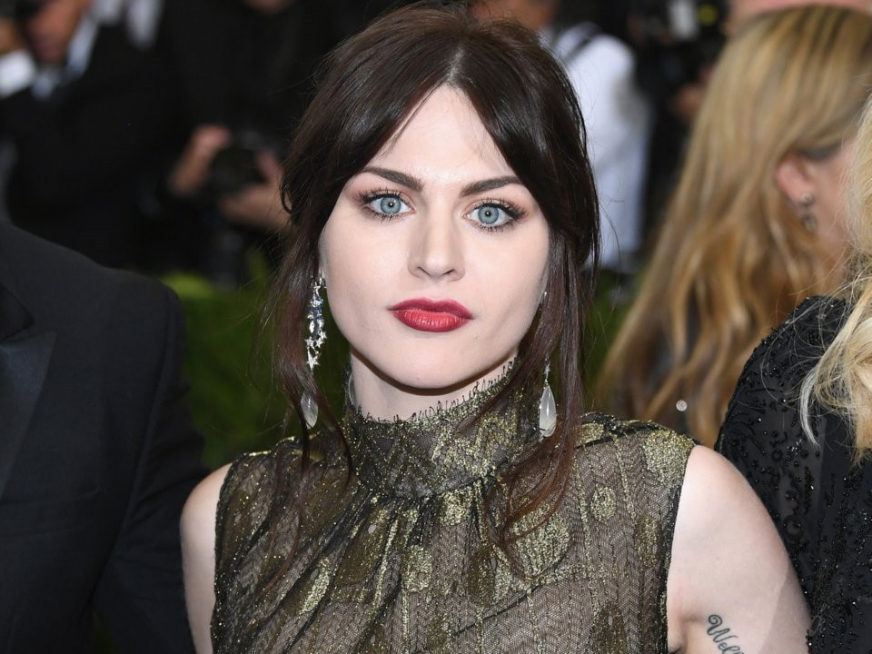 26 tuổi: Frances Bean Cobain Tổng giá trị tài sản: 120 triệu USD Quốc gia: Mỹ Nguồn gốc tài sản: thừa kế Vị trí: Nghệ sĩ