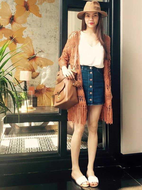 Cardigan phá cách Nếu đã chán chê mê mỏi với những chiếc cardigan cơ bản một màu thì bạn có thể "đổi vị" với những thiết kế họa tiết hoặc ren, tua rua xem sao. Không chỉ mang lại cho người mặc vẻ cá tính, tinh nghịch mà còn giúp việc mix đồ cũng trở nên đầy sáng tạo. Bạn có thể học hỏi Hồ Ngọc Hà khi mix cardigan tua rua đan lưới với chiếc chân váy bò chữ A và áo ba lỗ trắng, xuồng trắng. Đơn giản mà không mang lại cảm giác đơn điệu chút nào.