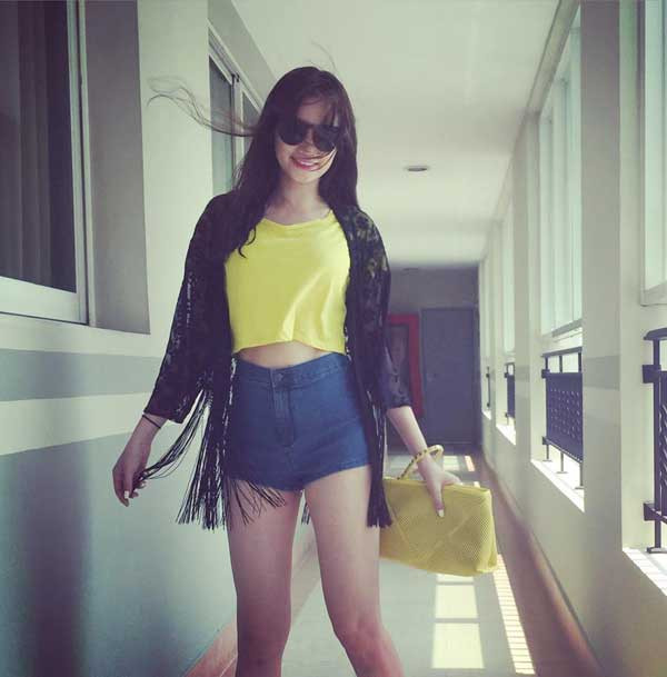 Hay có lúc lại diện chiếc áo mỏng manh, tua rua trông vô cùng tinh nghịch, khỏe khoắn.