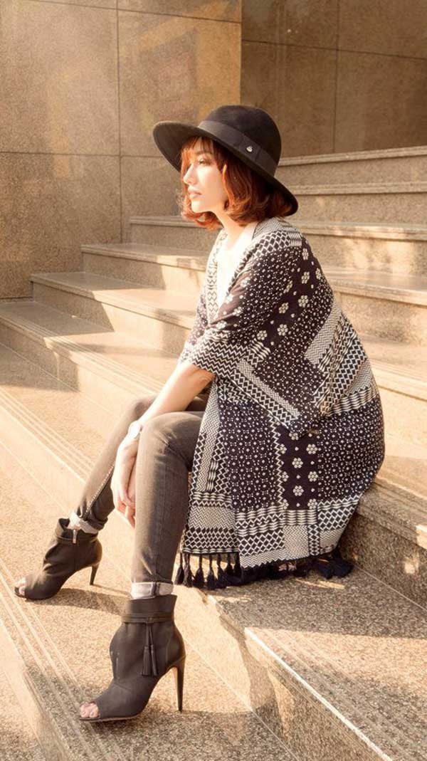 Chân dài họ Trương này thường xuyên diện cardigan và biến hóa phong cách với chúng. Trong ảnh, cô diện chiếc áo họa tiết vintage ngắn tay bắt mắt với đôi giầy da lộn hở mũi.