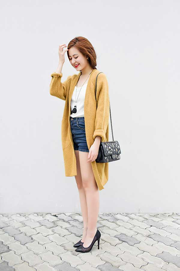 Cardigan dáng dài Sinh ra chỉ dành cho những cô nàng có chiều cao nổi bật và thanh thoát. Vì với thiết kế qua gối nó sẽ “tiêu tốn” chiều cao, khiến bạn trông thấp đi. Cũng có nhiều các mix khác nhau, từ quần ngắn đến quần jeans dáng dài với bốt cao cổ. Thậm chí có cô nàng còn mạnh dạn kết hợp nó với váy body. Hoàng Thùy Linh trong những năm gần đây có bước lột xác về phong cách thời trang. Từ một cô nàng nhạt nhòa, nay cô đã trở thành 1 fashionista thứ thiệt. Chọn cardigan hãy học tập "Vàng Anh", dù không cao nhưng cô vẫn gây ấn tượng với thiết kế qua gối.