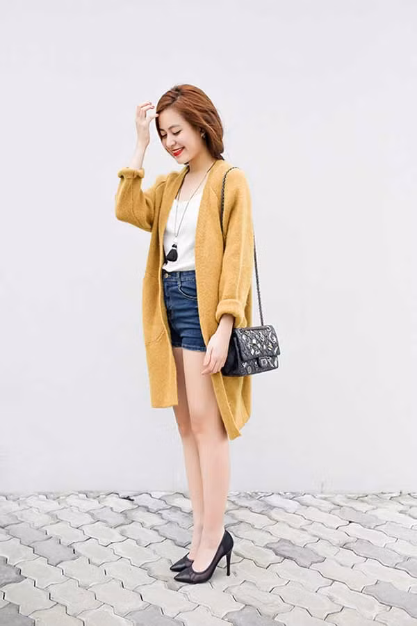 Cardigan dáng dài Sinh ra chỉ dành cho những cô nàng có chiều cao nổi bật và thanh thoát. Vì với thiết kế qua gối nó sẽ “tiêu tốn” chiều cao, khiến bạn trông thấp đi. Cũng có nhiều các mix khác nhau, từ quần ngắn đến quần jeans dáng dài với bốt cao cổ. Thậm chí có cô nàng còn mạnh dạn kết hợp nó với váy body. Hoàng Thùy Linh trong những năm gần đây có bước lột xác về phong cách thời trang. Từ một cô nàng nhạt nhòa, nay cô đã trở thành 1 fashionista thứ thiệt. Chọn cardigan hãy học tập "Vàng Anh", dù không cao nhưng cô vẫn gây ấn tượng với thiết kế qua gối.