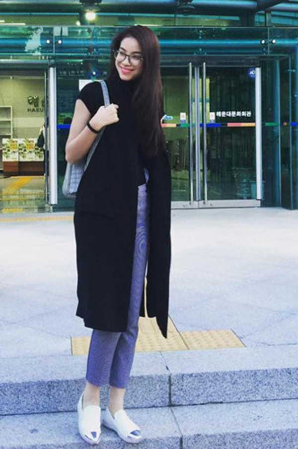 "Hoa hậu quốc dân" lại gây ấn tượng với chiếc cardigan ngắn tay.