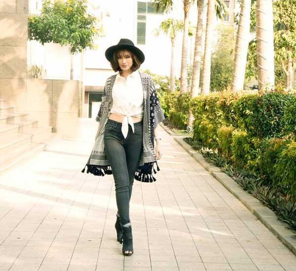 Cardigan kết hợp với áo sơ mi? Tại sao không? Nếu cho rằng cardigan không nên kết hợp với áo sơ mi vì trông chúng rất tệ thì bạn đã nhầm, nhầm to. Vì thiết kế duyên dáng và thanh lịch đặc trưng của cardigan khi được kết hợp cùng vẻ ngoài gọn gàng, lịch lãm của sơ mi trắng sẽ giúp người mặc có được “bộ cánh” hoàn hảo giúp bạn tự tin trong mọi hoàn cảnh. Rất phù hợp với những cô nàng kín đáo, cổ điển và đặc biệt là các chị em công sở. Áo sơ mi thắt bụng, áo choàng cardigan cộng thêm bốt cao cổ và mũ fedora cá tính như người đẹp Trương Tri Trúc Diễm.