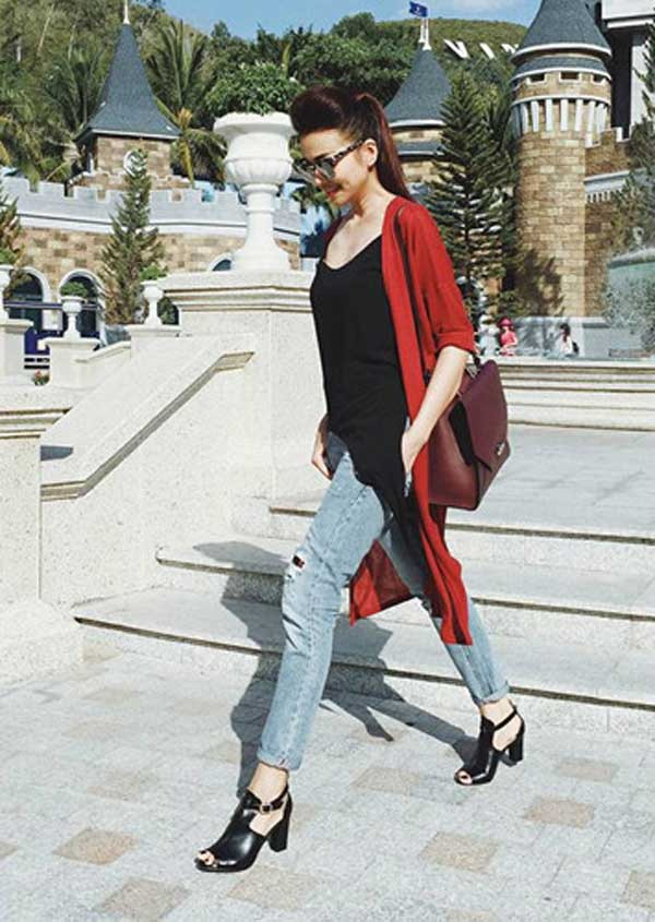 Thanh Hằng cũng chứng tỏ độ sành điệu không kém khi chọn phong cách đơn giản mix cardigan xuống phố.