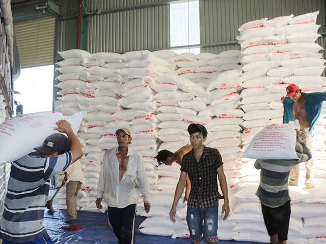 Nông dân đành lấy đường từ nhà máy của Nivl để trừ nợ. Ảnh: BLA.