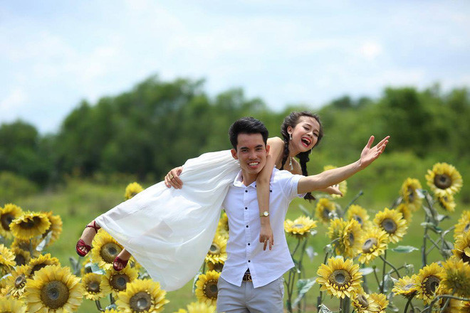 Cô gái cao 1,33 m bên nửa kia yêu thương mình hết mực.