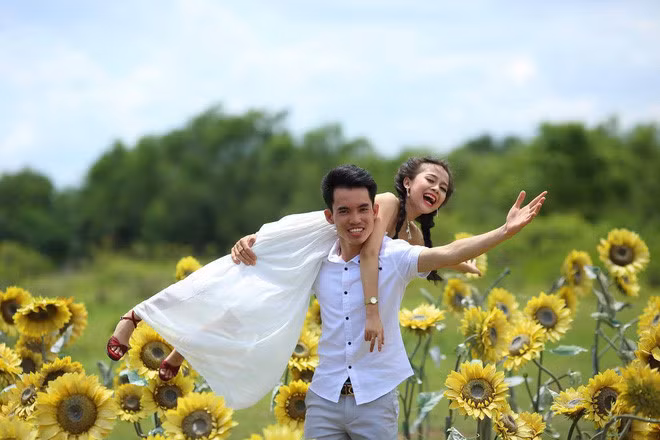 Cô gái cao 1,33 m bên nửa kia yêu thương mình hết mực.