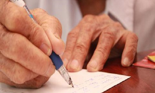 Lá thư của cụ bà 83 tuổi đã khiến nhiều người rơi nước mắt (Ảnh minh họa)