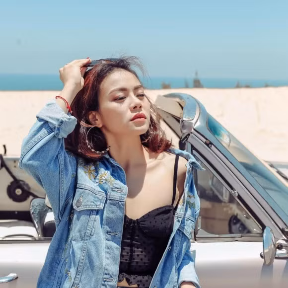 Mới đây, Hải Yến rao bán căn hộ rộng gần 50m² ở Quận 7, Tp.HCM. Căn hộ này gồm một tầng trệt, một tầng lầu và 3 phòng ngủ. Dù không quá rộng nhưng căn hộ của Hải Yến lại rất thoáng, đường trước nhà rộng, yên tĩnh và không bị ngập. Không gian bên trong căn hộ có màu trắng là chủ đạo, nội thất đã được gia đình Hải Yến chuyển đi. Nữ ca sĩ muốn bán căn hộ này với giá 2,8 tỉ đồng và cho biết nếu khách nào có ý định mua sẽ giới thiệu với người quen có thể vay ngân hàng lên đến 60%.