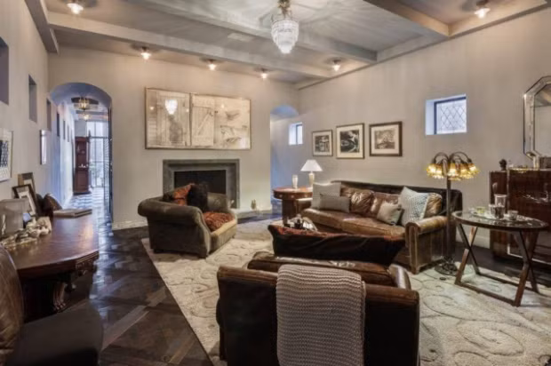 4. Căn hộ thuê nửa triệu USD ở New York Taylor Swift cũng sở hữu một căn hộ ở thành phố lớn nhất nước Mỹ. Căn hộ nằm ở giữa khu Manhattan với diện tích khá lớn gồm 5 phòng ngủ, nhà để xe, 2 phòng khách. Căn hộ có một tầng hầm, bể bơi trong nhà được thiết kế ấn tượng. Đây là căn hộ ở tạm thời được cô thuê với giá gần nửa triệu USD một năm trong khi chờ cải tạo ngôi nhà khác của mình.