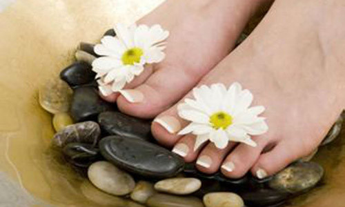 Chỉ cần ngâm 15 phút đôi chân của bạn sẽ được thả lỏng, kích thích tuần hoàn máu và đặc biệt quan trọng hơn là giúp các tế bào da chết ở chân nở ra (Ảnh minh họa).