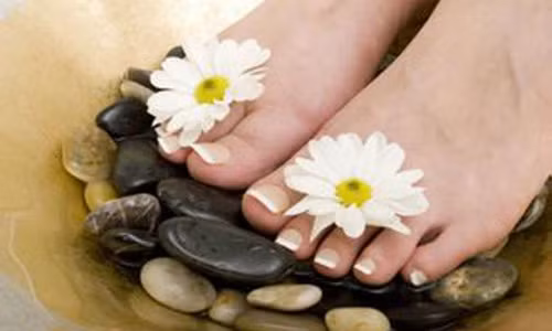 Chỉ cần ngâm 15 phút đôi chân của bạn sẽ được thả lỏng, kích thích tuần hoàn máu và đặc biệt quan trọng hơn là giúp các tế bào da chết ở chân nở ra (Ảnh minh họa).