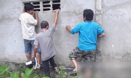 Nhiều người mang đồ ăn cho anh Luân.