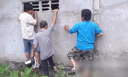 Nhiều người mang đồ ăn cho anh Luân.