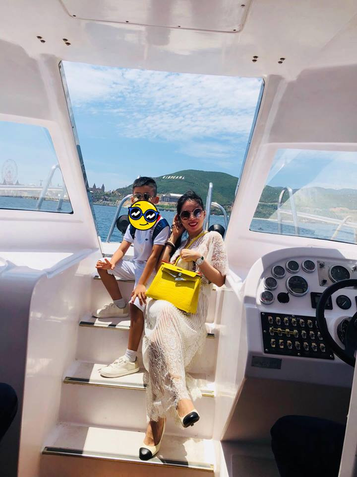 Chỉ tính riêng mẫu túi Hermes Birkin và Hermes Kelly, Lệ Quyên mang về tủ đồ của mình hơn 10 chiếc.