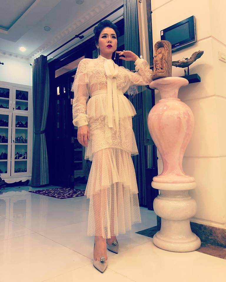 Đi kèm với lời chia sẻ này là hình ảnh nữ ca sĩ mặc bộ váy ren trẻ trung cùng thần thái cuốn hút.