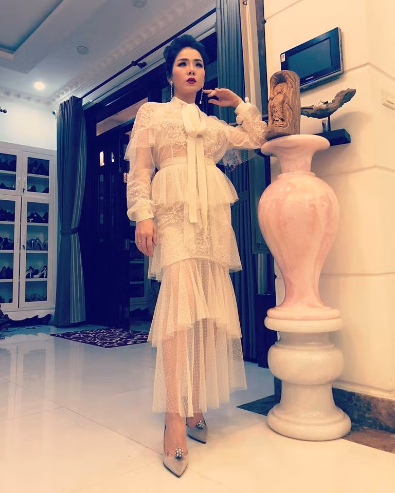 Đi kèm với lời chia sẻ này là hình ảnh nữ ca sĩ mặc bộ váy ren trẻ trung cùng thần thái cuốn hút.