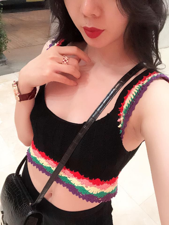 Dù sở hữu chiều cao khá "khiêm tốn" 1m55 nhưng Lệ Quyên vẫn khiến người đối diện khó có thể rời mắt.