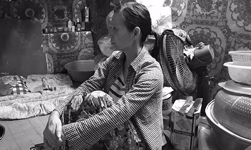 Chị Nguyễn Thị Phương trong căn phòng ngổn ngang vật dụng. Ảnh: Vũ Lụa