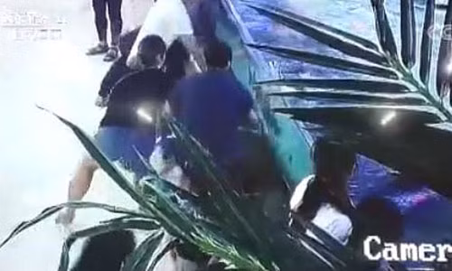 Be gai 5 tuoi bi ca map can khi di... mua sam