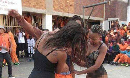 Các tù nhân trong trại giam đều được tham dự để mua vui, xả stress.