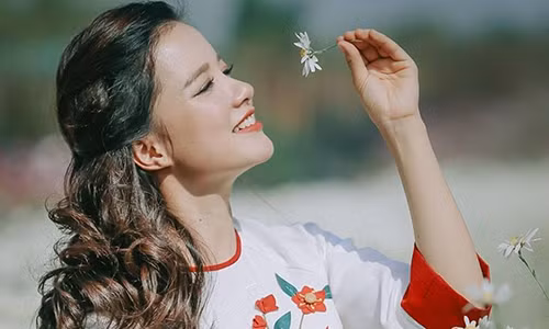 MC Minh Trang tung muon om con nhay cau tu tu