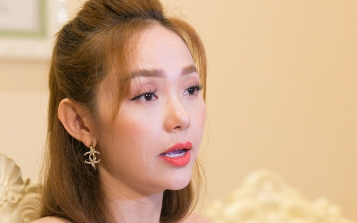 Minh Hằng khóc ngay trên mặt báo.