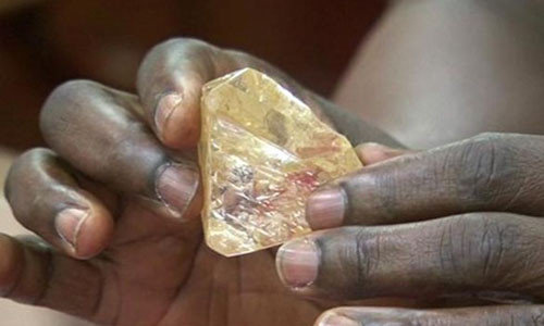 Viên kim cương "Hòa bình" ở Sierra Leone. Ảnh: Reuters